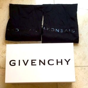 Given by shoo box with never used dust bags